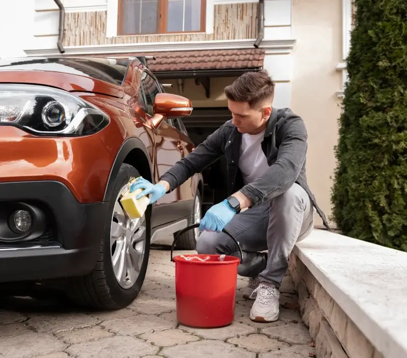 Lavage auto à domicile Montrevel-en-Bresse : professionnel intervenant sur un véhicule